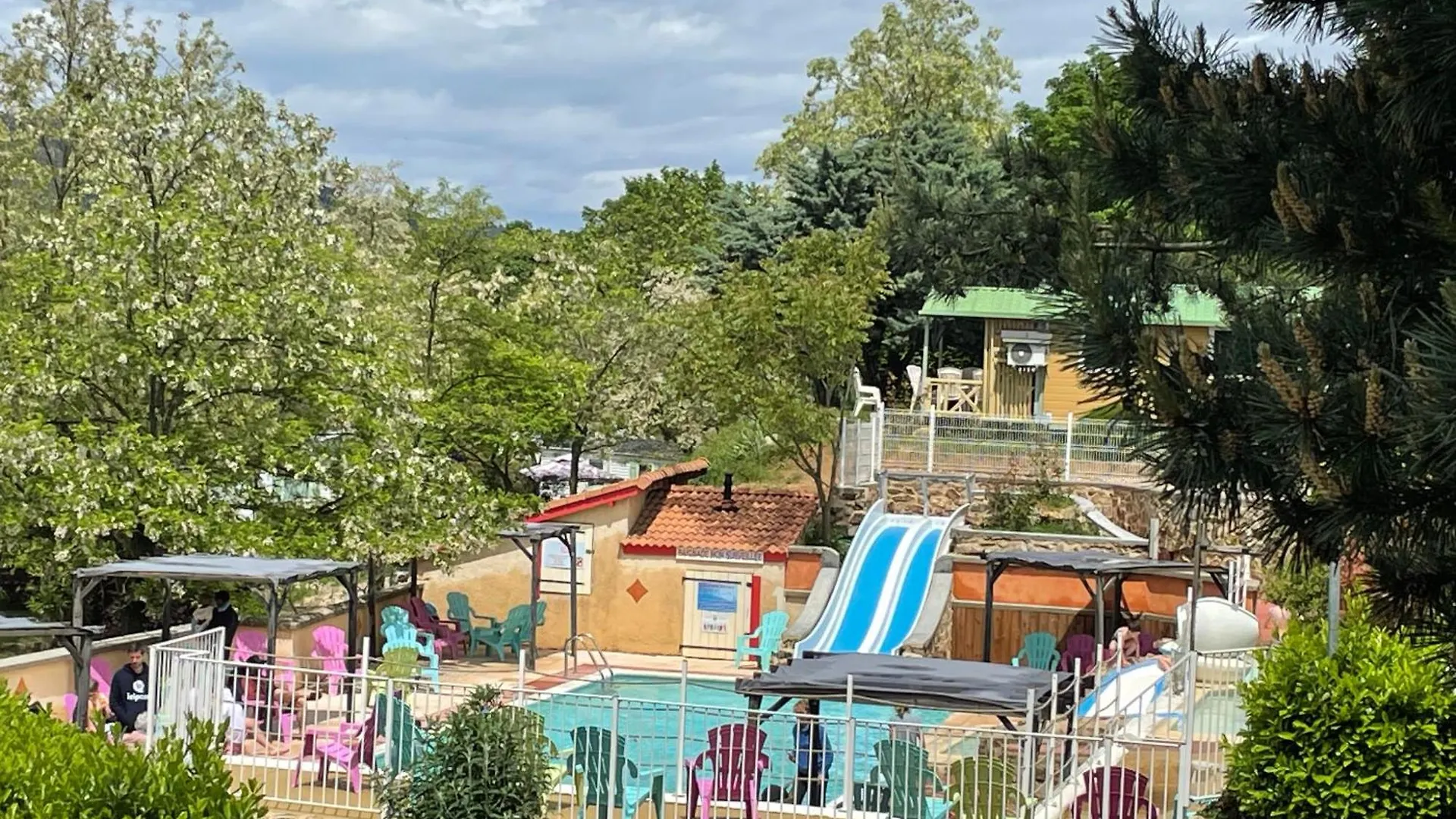 Domaine Camping Les Roches Hotel Le Crestet